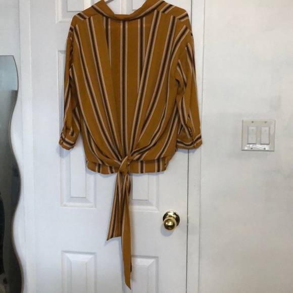 Blouse with a tie back - Picture 2 of 3